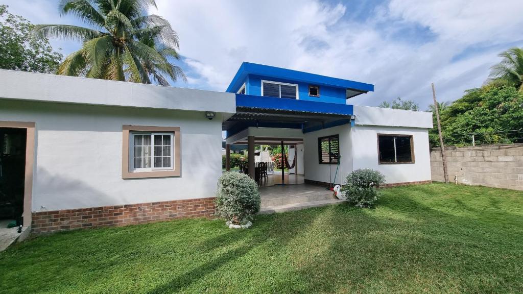 Casa con Piscina y Rancho, cerca de Estero y Playa - Huis Met Drie Slaapkamers