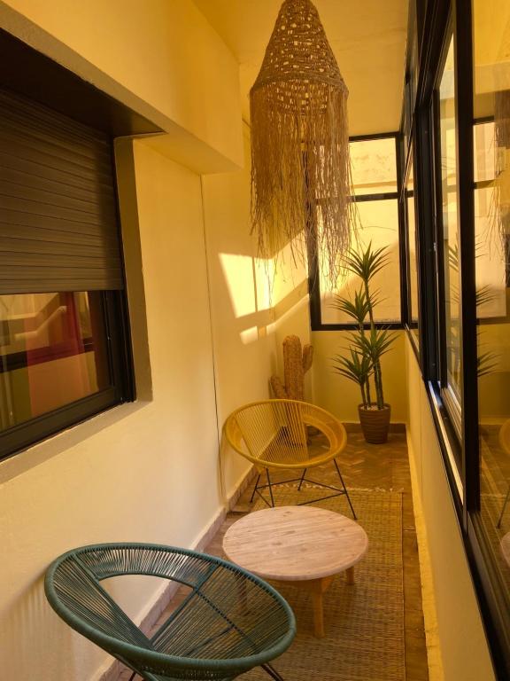 马拉喀什Studio Salmiya Dune的带两把椅子和一张桌子的阳台