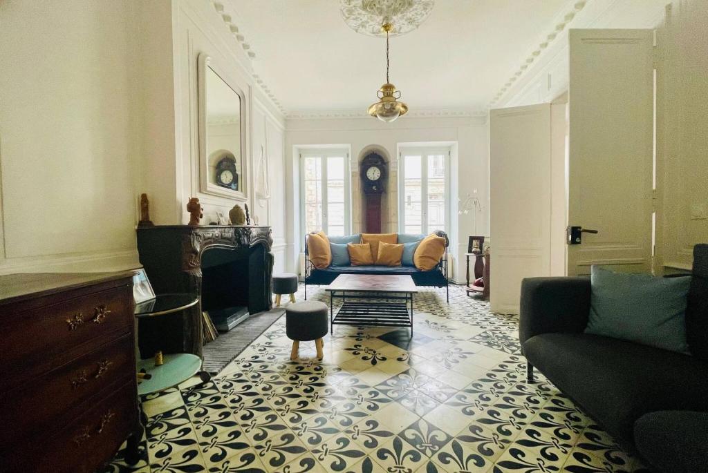 una sala de estar con un sofá y una mesa en La Casa de Pape, Hypercentre, LR138, en La Rochelle