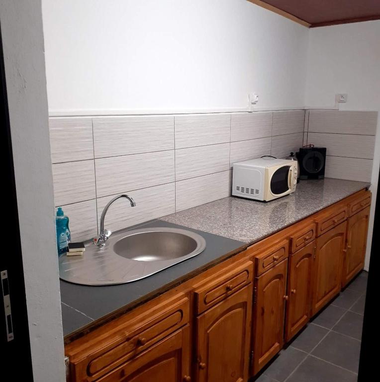 Kuchyň nebo kuchyňský kout v ubytování LeuTIBONHEUR