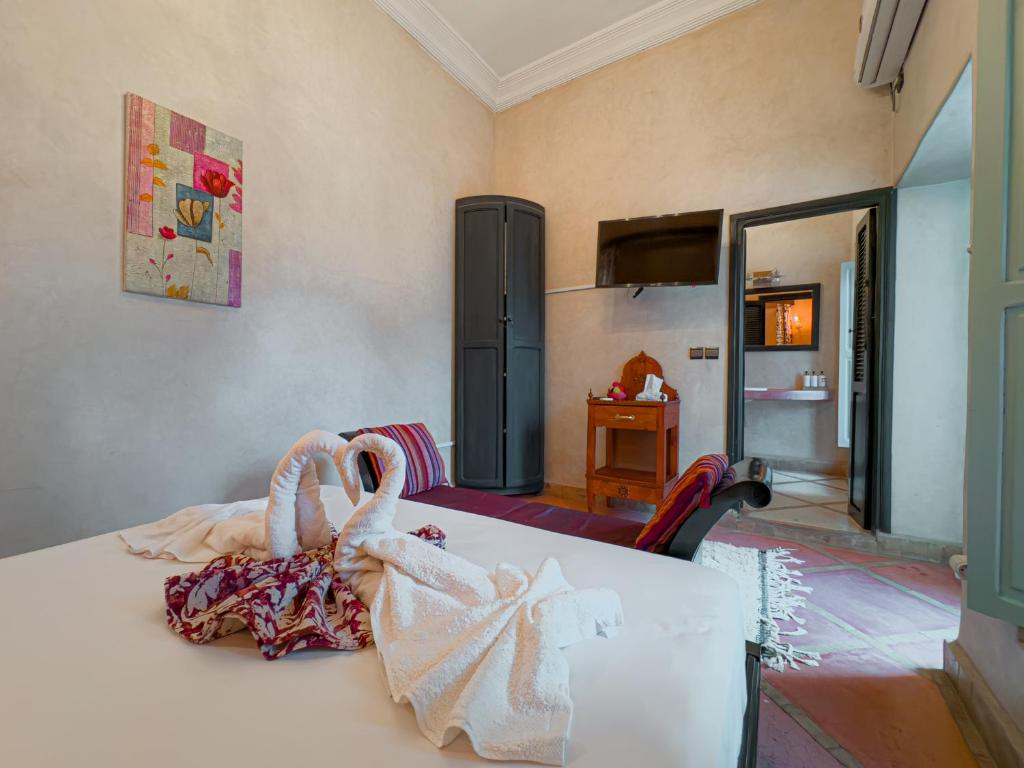 Postel nebo postele na pokoji v ubytování Riad L'Orchidée Suites & Spa