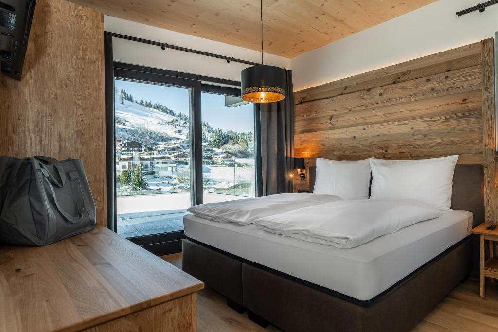 Postel nebo postele na pokoji v ubytování AlpenParks Hotel & Apartment Taxacher