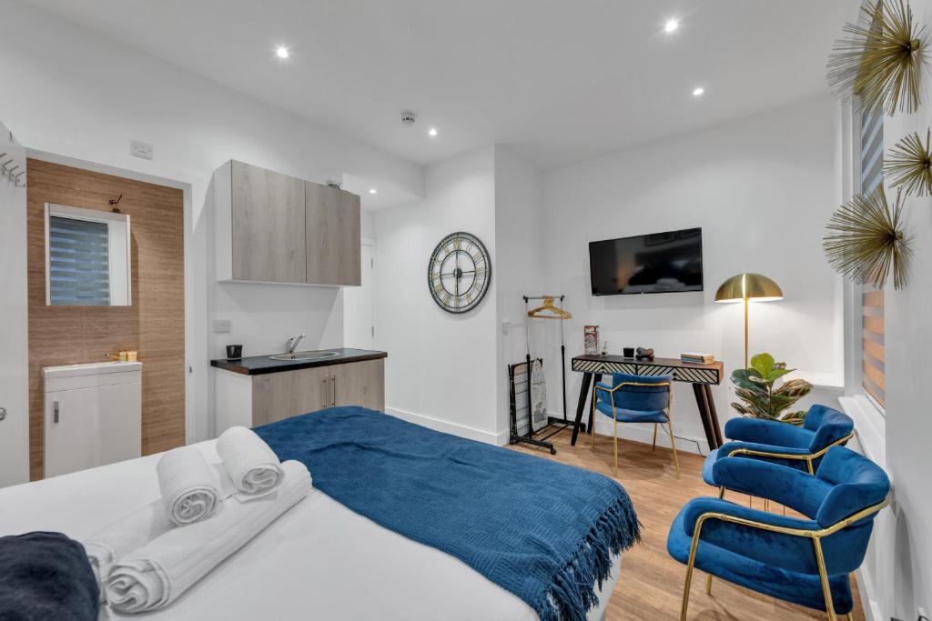 Ένα ή περισσότερα κρεβάτια σε δωμάτιο στο Compact Living, Tiny Studio with Workspace