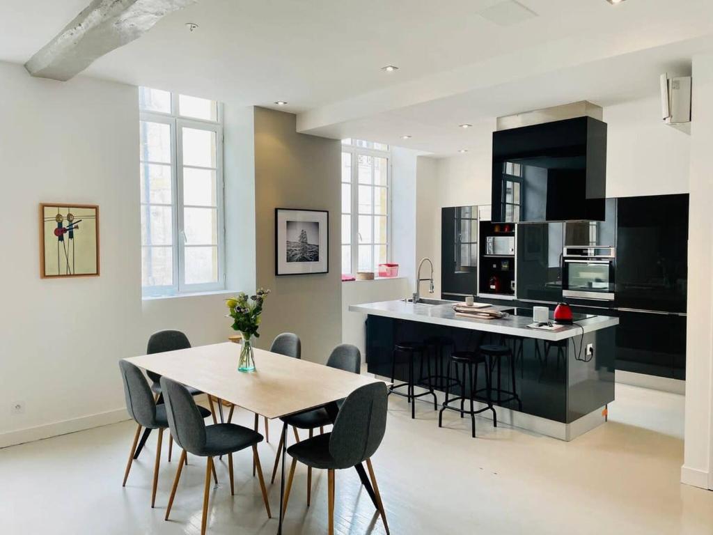 Photo de la galerie de l'établissement Hotel Particulier Refait a Neuf Hypercentre - Wifi, à La Rochelle