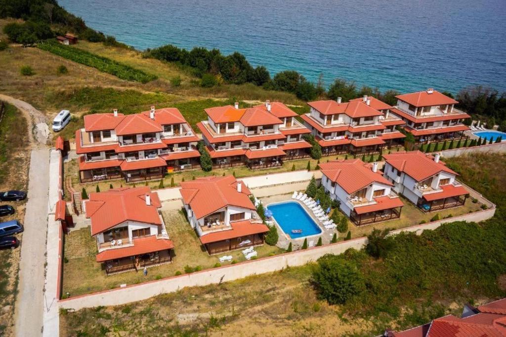 una vista aérea de una casa con piscina en Вили Vemara club, en Byala