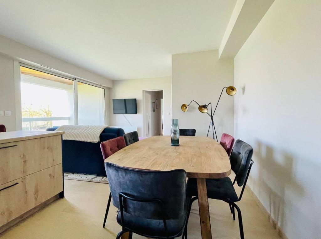 a room with a table and chairs and a bedroom at Le Cottage du Lac, centre ville, LR124 in La Rochelle