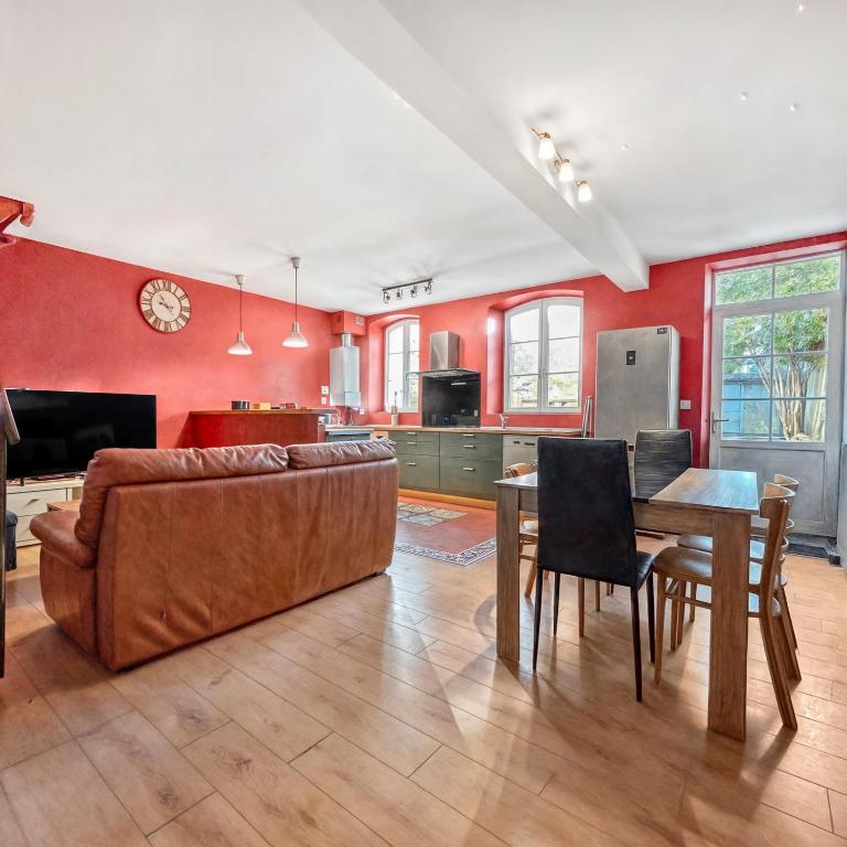 un salon avec un canapé et une table dans l'établissement T4 Centre Ville Grande Terrasse, à Agen