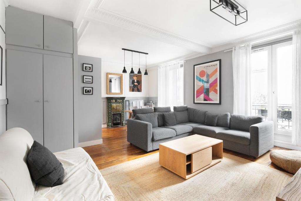 un salon avec un canapé et une table dans l'établissement T2 Spacieux à Paris 19e - Parc de la Villette, à Paris