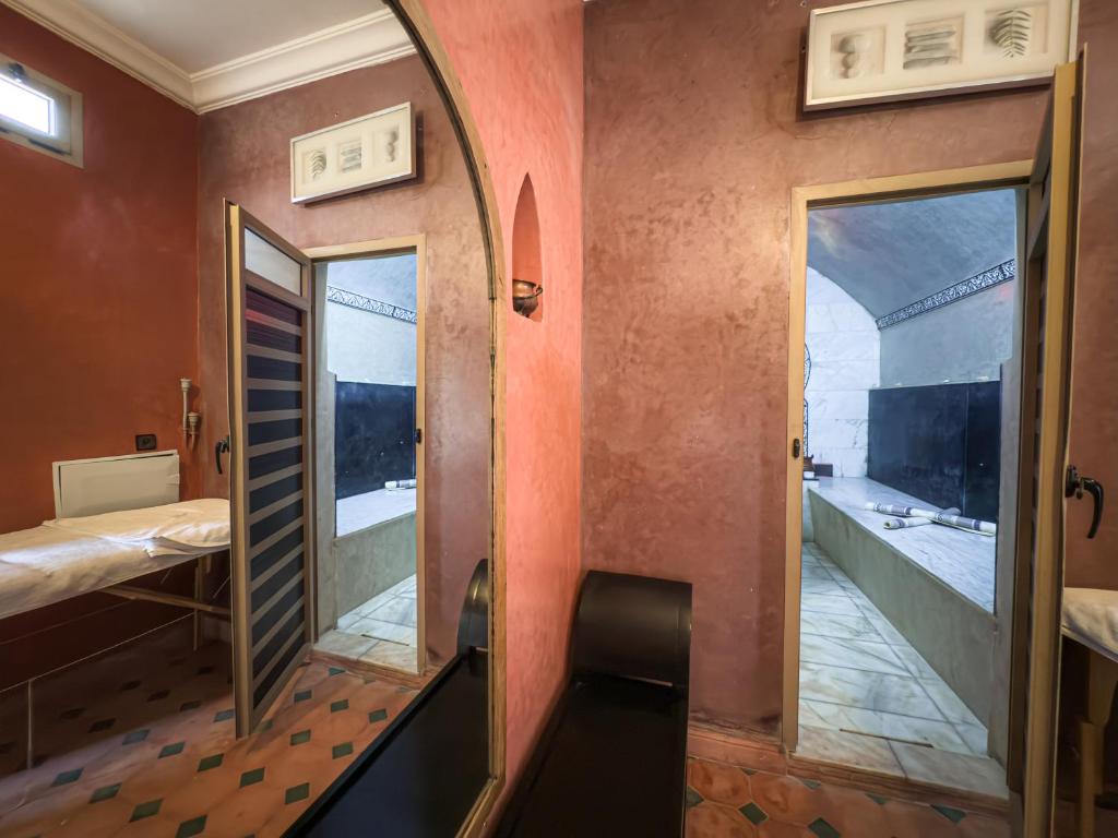 Postel nebo postele na pokoji v ubytování Riad L'Orchidée Suites & Spa