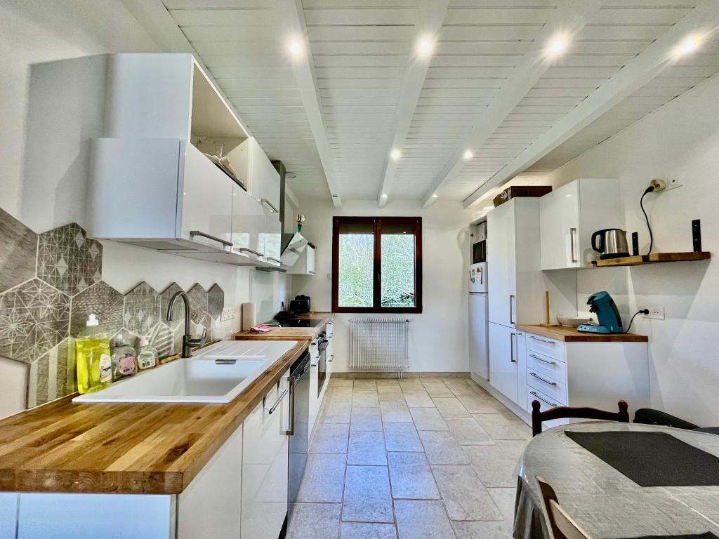Kuchyň nebo kuchyňský kout v ubytování Maison lumineuse Route de Boisseuil- DABNB