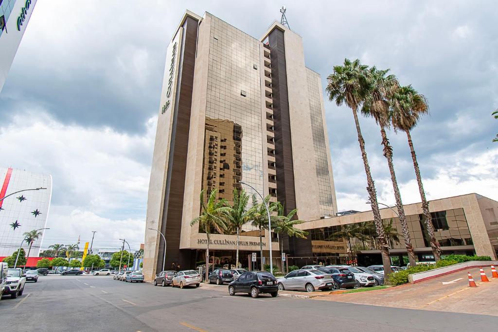 a large building with cars parked in a parking lot at BSB STAY Flats Particulares - Cullinan SHN in Brasilia
