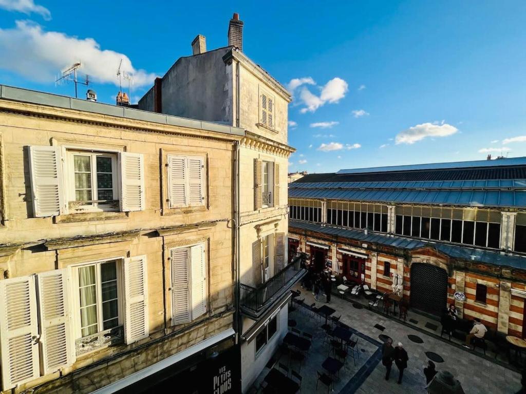 une vue aérienne d'une rue de la ville avec des bâtiments dans l'établissement Le Petit Marche - T2 Hypercentre - Wifi, à La Rochelle