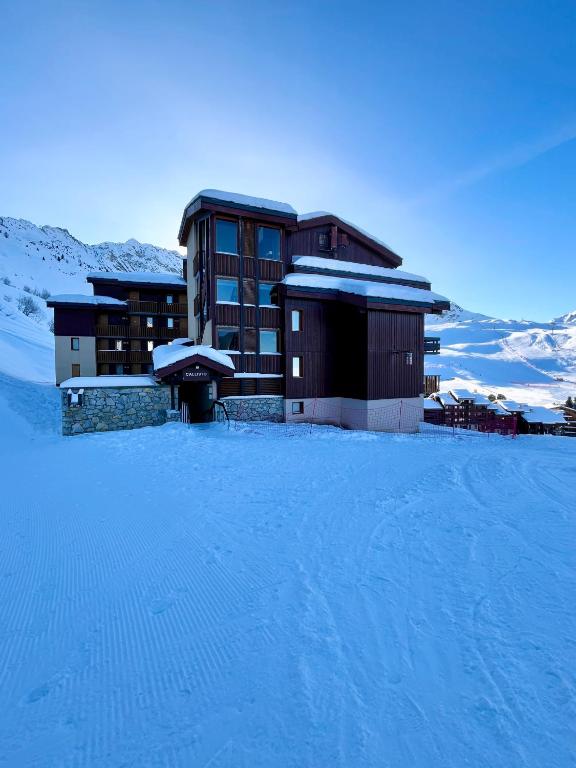 un bâtiment avec de la neige devant lui dans l'établissement NOUVEAU à BELLE PLAGNE - Pieds des pistes et ESF !, à Belle Plagne