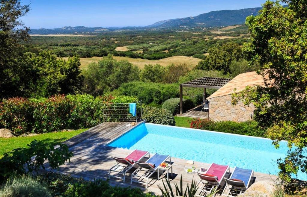 Bazén v ubytování Villa en pierre avec piscine chauffée, à proximité des plus belles plages du sud de la Corse ! nebo v jeho okolí