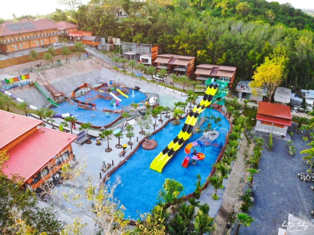 Bazén v ubytování Chomview Lanta Water Park Resort nebo v jeho okolí