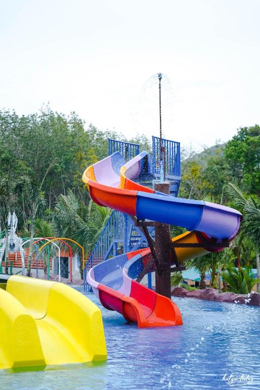 Bazén v ubytování Chomview Lanta Water Park Resort nebo v jeho okolí