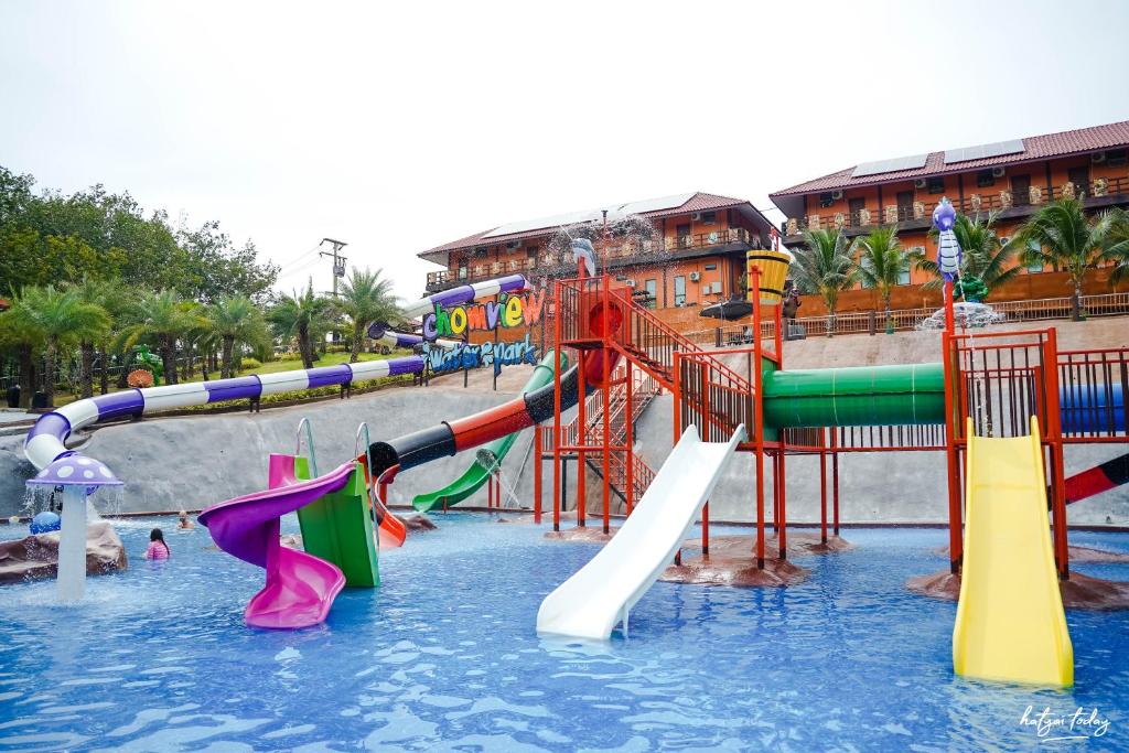 Bazén v ubytování Chomview Lanta Water Park Resort nebo v jeho okolí