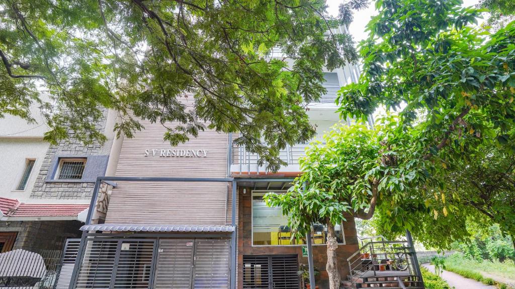 Un edificio con un cartel en el frente. en FabHotel Sky View Palace - Marathahalli Outer Ring Road, en Bangalore