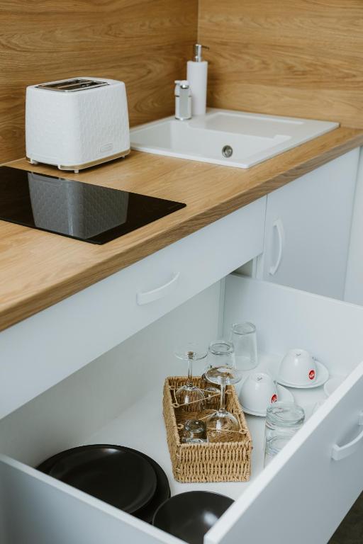 una cucina con lavandino e tostapane su un bancone di Ady54 a Tata