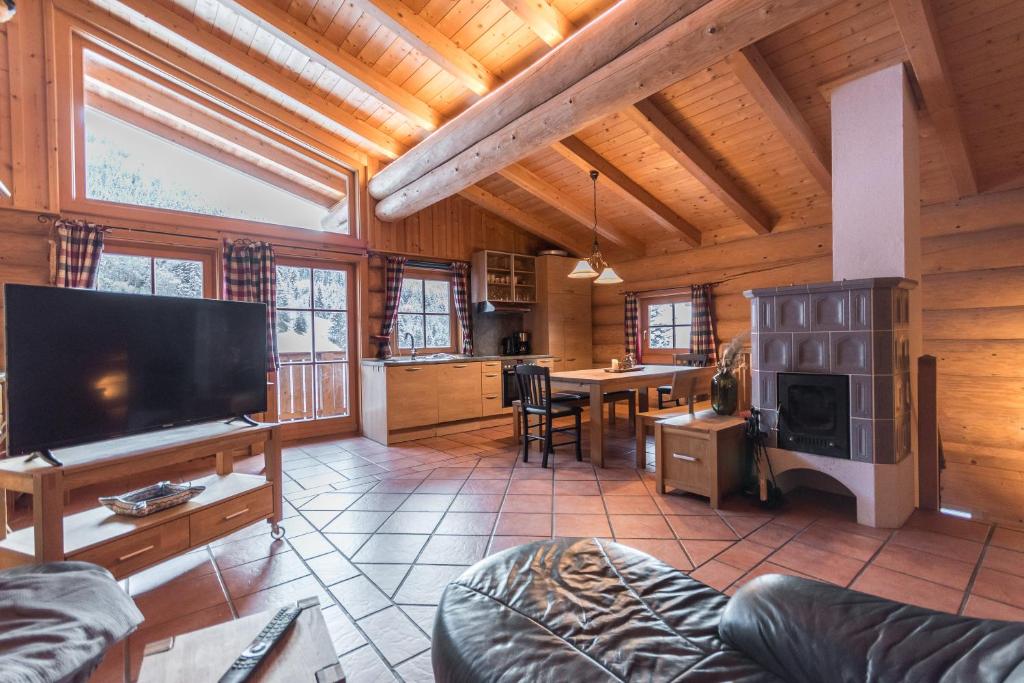 Televízia a/alebo spoločenská miestnosť v ubytovaní Ski-N-Lake Chalet One