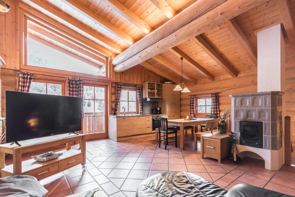Televízia a/alebo spoločenská miestnosť v ubytovaní Ski-N-Lake Chalet One