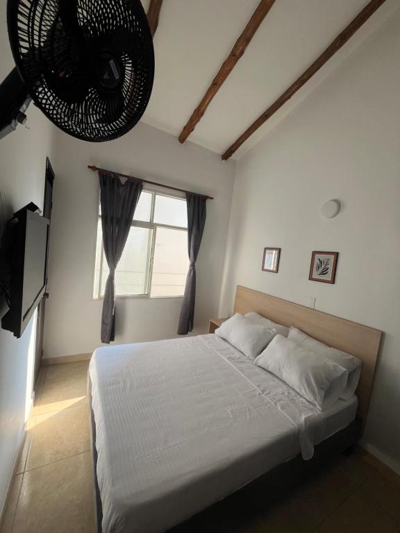 Postel nebo postele na pokoji v ubytování Hostal El Cedro