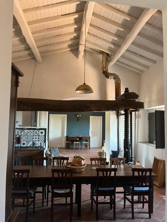 Sala da pranzo con grande tavolo in legno