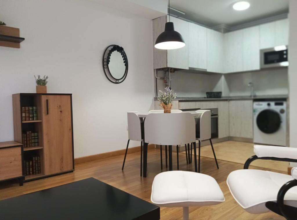 una cucina con un tavolo e sedie in una stanza di Monte Dobra a Los Corrales de Buelna