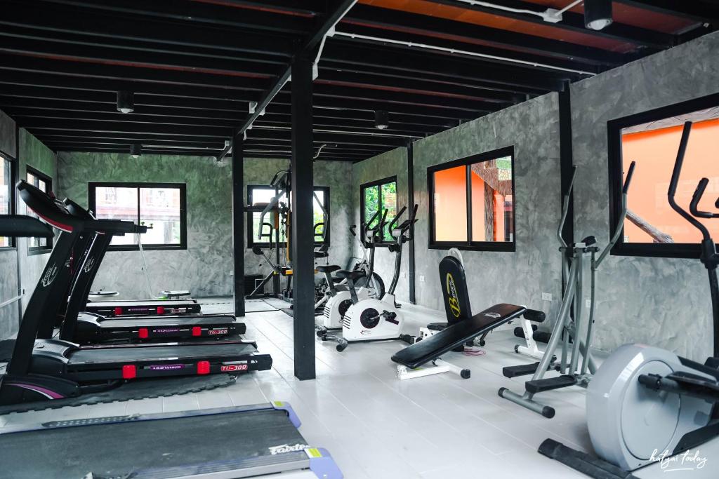 Fitness centrum a/nebo fitness zařízení v ubytování Chomview Lanta Water Park Resort