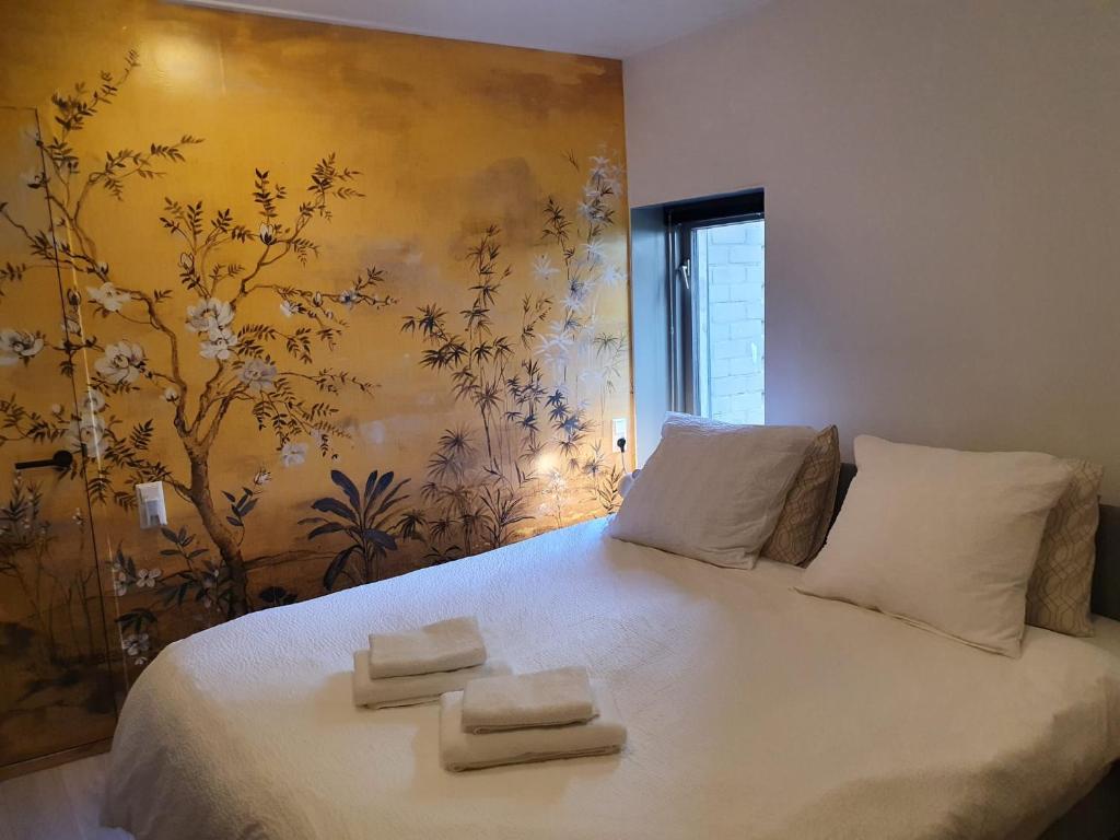 a bedroom with a bed with two towels on it at 'Africa' - Comfortabel appartement op begane grond in Middelburg