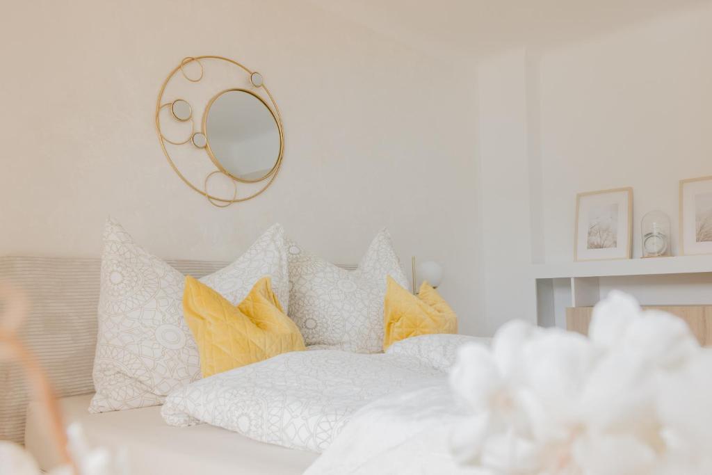 Postel nebo postele na pokoji v ubytování Ferienwohnung De luxe Kramer