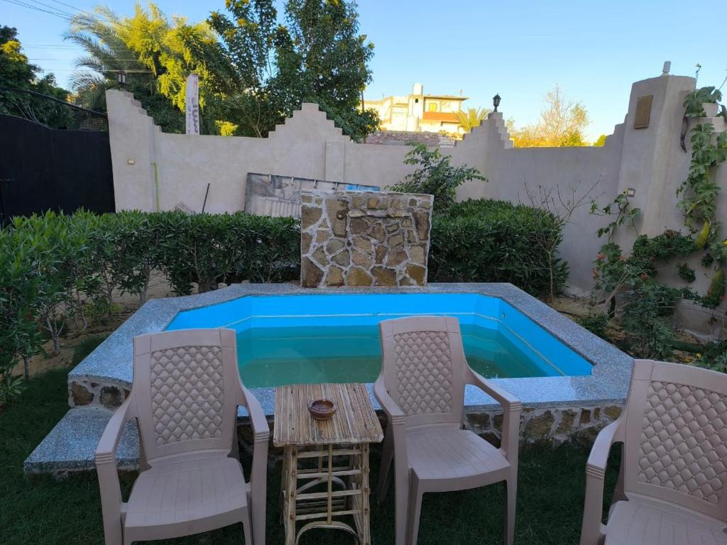 Piscina di انير انشال Enir Enshal o nelle vicinanze