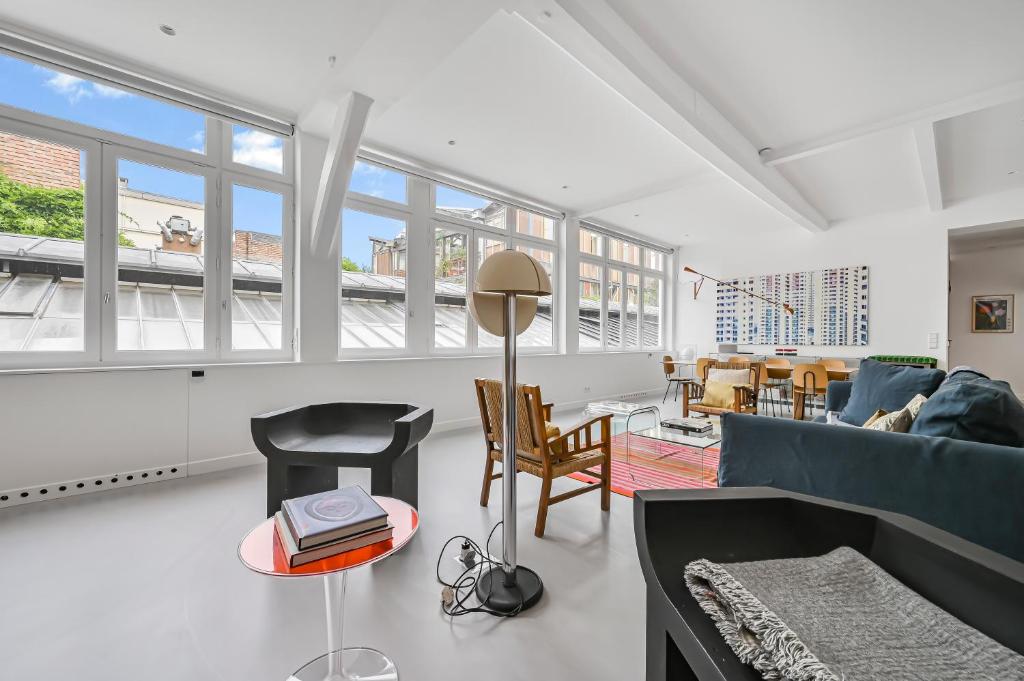 un salon avec un canapé et une table dans l'établissement 145 sq meter Loft with AC, à Paris