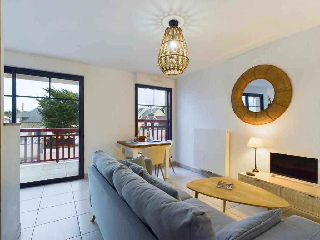 un salon avec un canapé et une table dans l'établissement Appart pour 2 - 50 m de la plage du Val André, à Pléneuf-Val-André