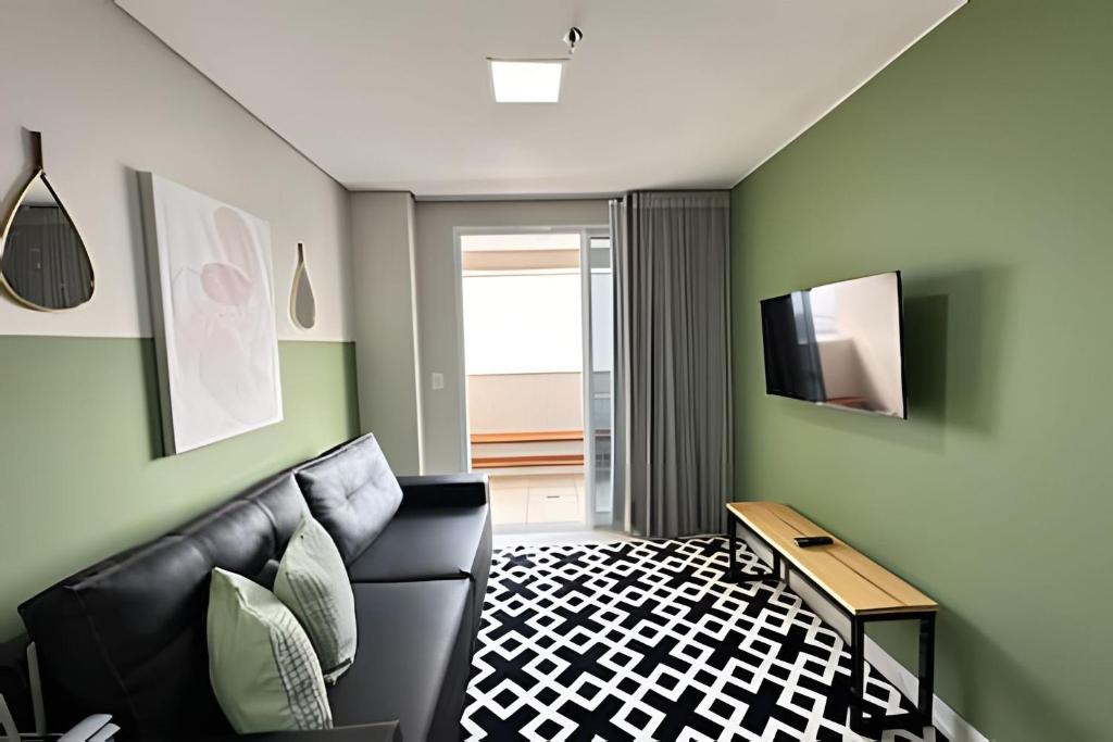 a living room with a couch and a television at iFlat Brookfield Towers BT3004 Jardim Goías in Goiânia