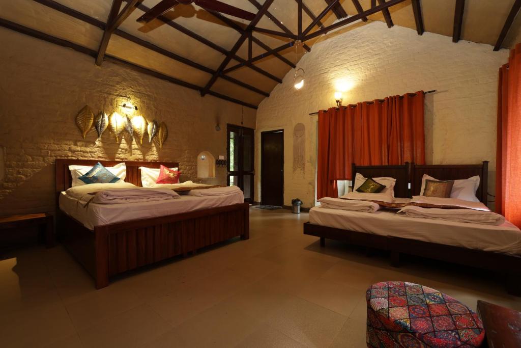 Thehraav By The River - Mudhouse Odyssey, Tirthan Valley - Family Room With Balcony