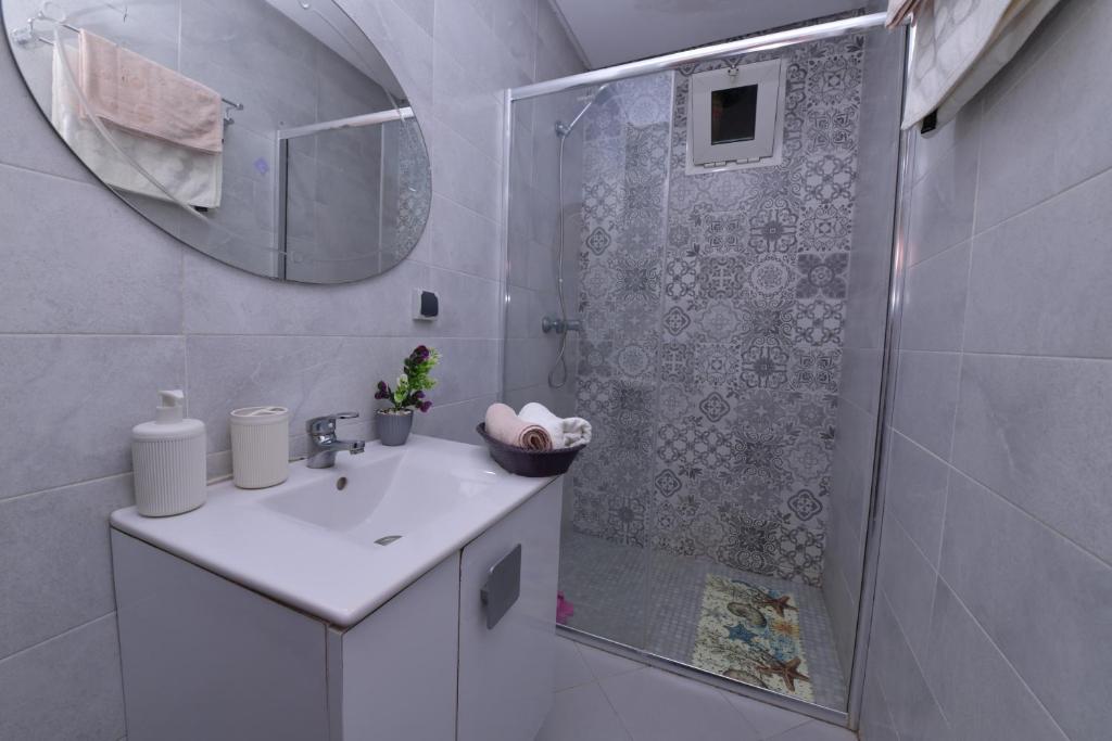 Koupelna v ubytování Cozy Duplex appartement wifi parking proximité