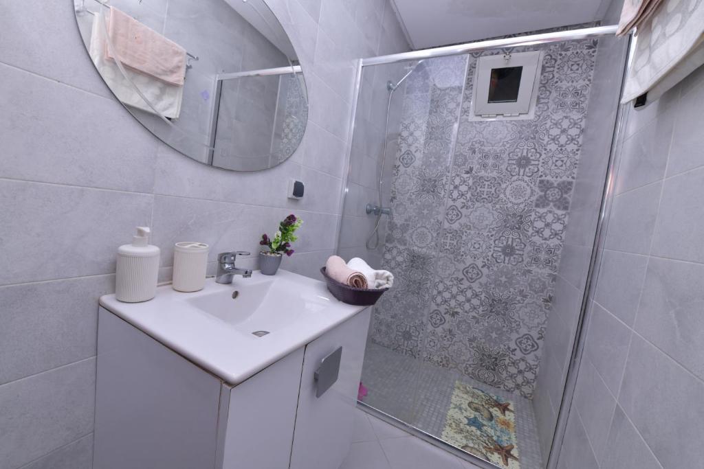 Koupelna v ubytování Cozy Duplex appartement wifi parking proximité