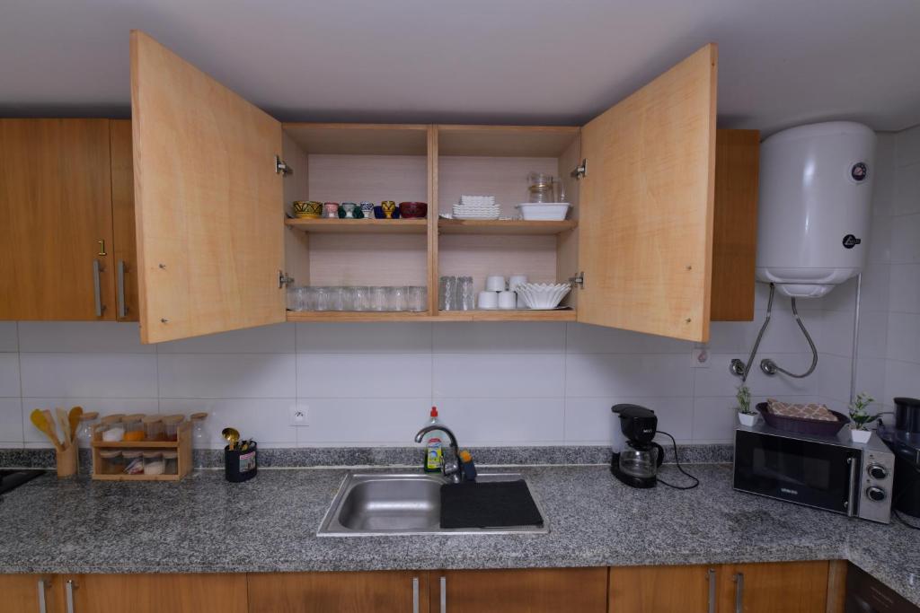 Kuchyň nebo kuchyňský kout v ubytování Cozy Duplex appartement wifi parking proximité