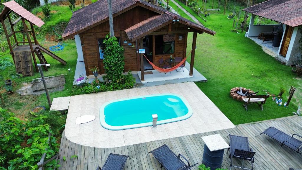 una vista aérea de una casa con piscina en Recanto da Tia Juju, en Santa Teresa