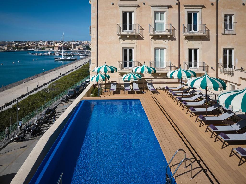 Bazén v ubytování Grand Hotel Des Etrangers nebo v jeho okolí