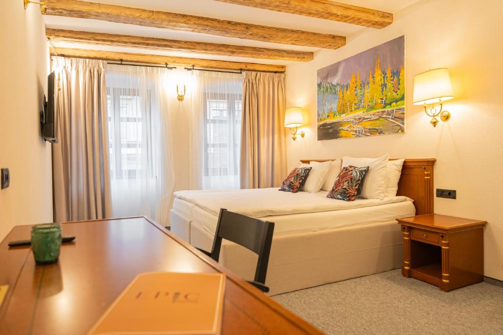 a hotel room with a bed and a desk at Epic rooms in Braşov