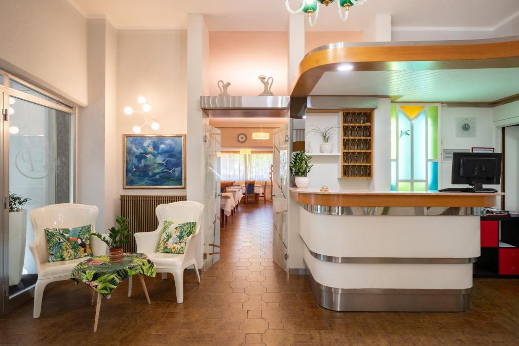 TV a/nebo společenská místnost v ubytování Hotel Parco dei Pini - 100mt dal Mare