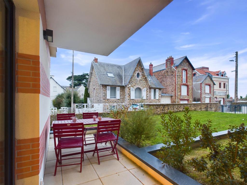 d'un balcon avec une table et des chaises. dans l'établissement À 50m de la plage, bel appartement pour 6, à Pléneuf-Val-André