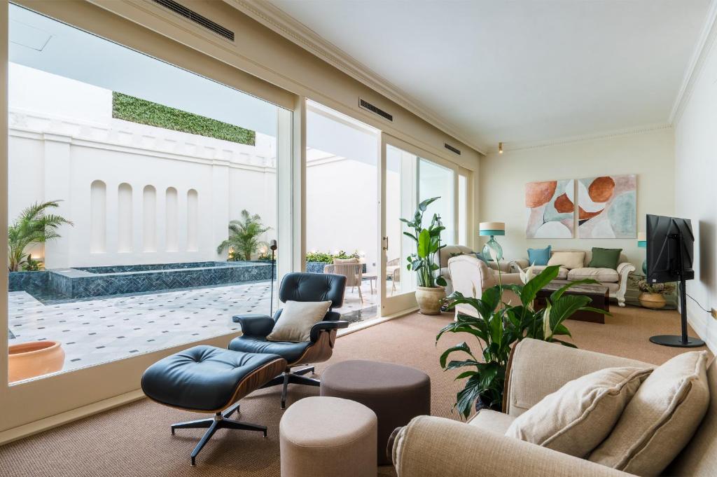 Luxurious Apartment with Andalusian Patio and Pool, Facing the Cathedral