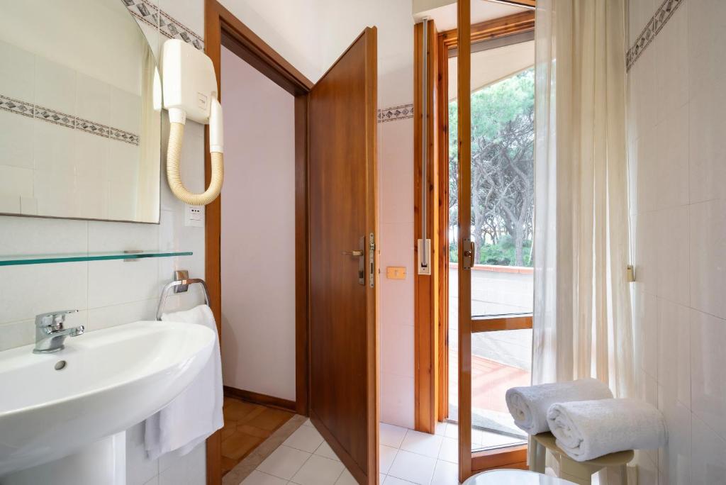 Koupelna v ubytování Hotel Parco dei Pini - 100mt dal Mare