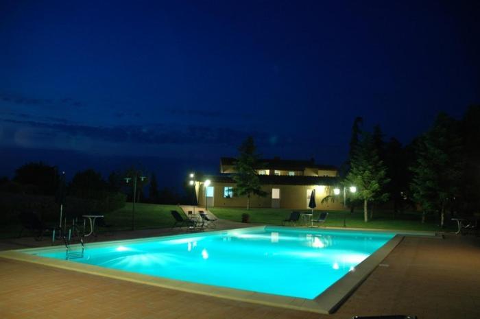 Bazén v ubytování Agriturismo L'Imposto nebo v jeho okolí