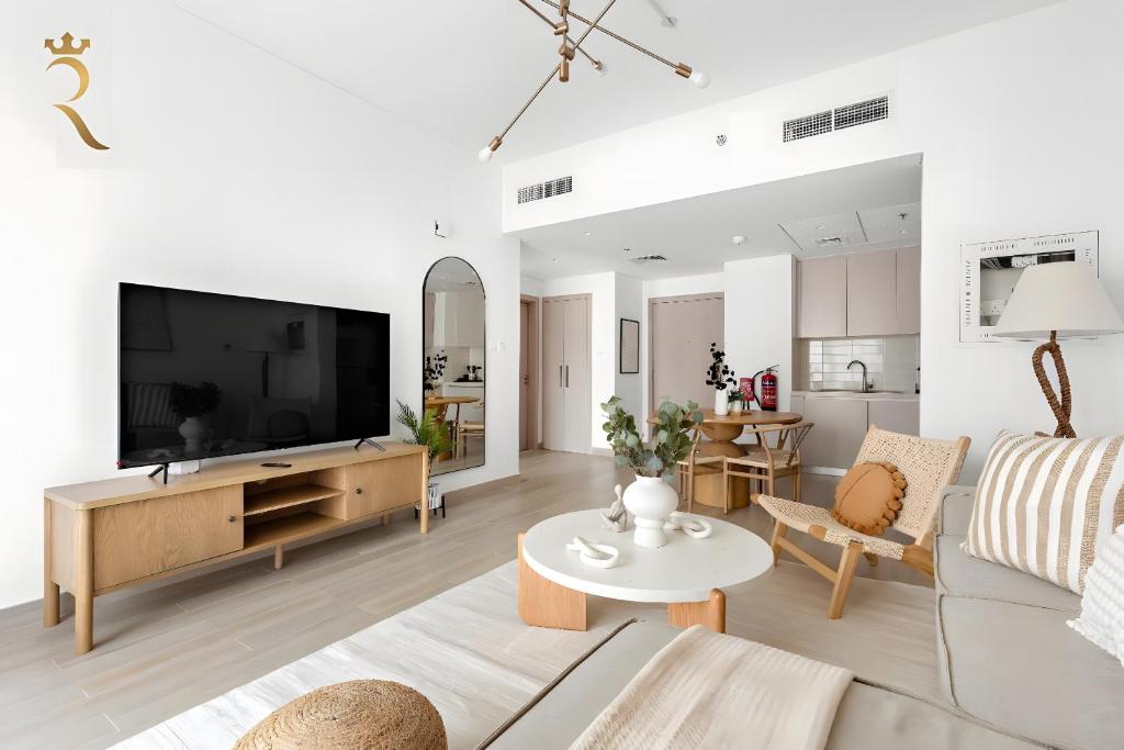 TV a/nebo společenská místnost v ubytování Serene Canal View 1BR at Yas Island