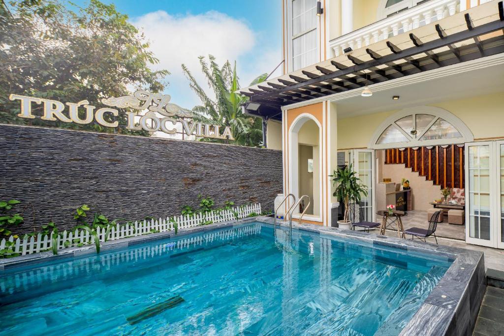 Bazén v ubytování Truc Loc Villa nebo v jeho okolí