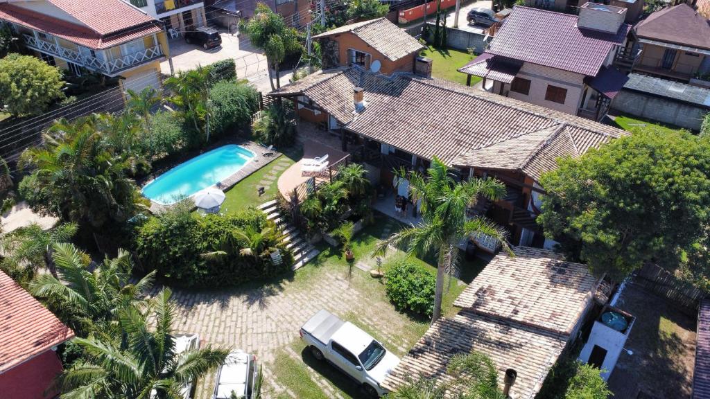 Luftaufnahme eines Hauses mit Swimmingpool in der Unterkunft Pousada VistaCalma in Praia do Rosa